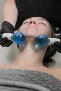 uses cooling technology to rejuvenate and refresh the skin.